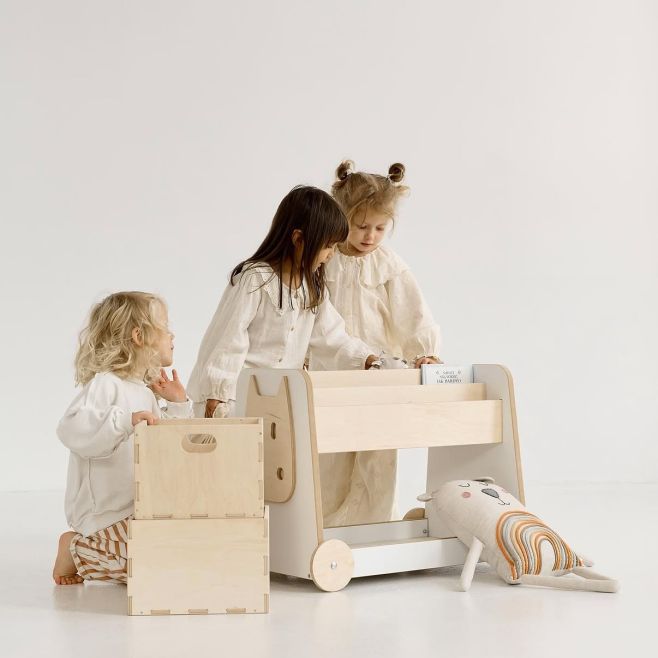 Není to jen knihovna na kolečkách, mrknutím oka se z kouzelného regálu může stát pojízdný obchod, cukrárna 🍦 nebo pošťácké...