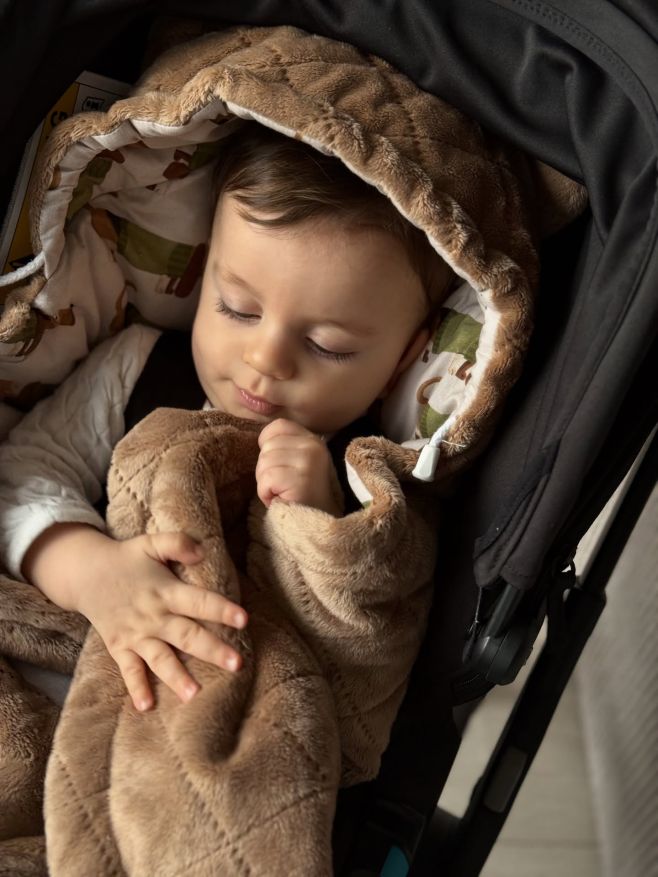 Tohle je musthave 💯 pro každé podzimní a zimní miminko 👶🏻 NOVÁ teplejší a designová zavinovačka do kočárku a autosedačky,...